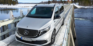 Le Mercedes EQV se montre pendant des tests en Suède